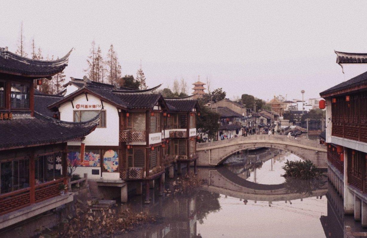 暖心！海南环岛高铁一男子突感不适 旅客医生紧急施救